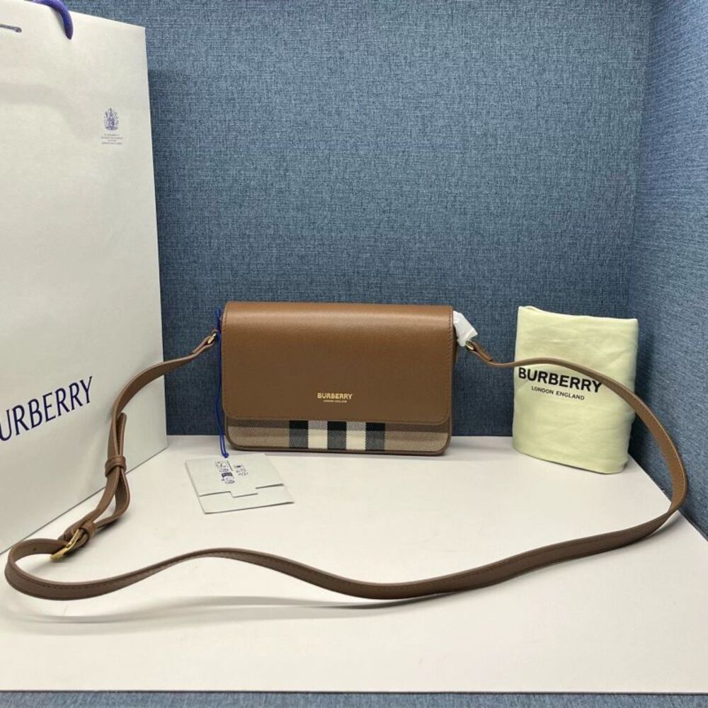 Burberry Women Pre-Loved Bag Brand New Condition